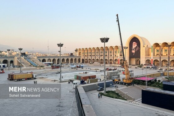 آماده سازی مصلی امام خمینی(ره) در آستانه مراسم وداع با رهبر شهید