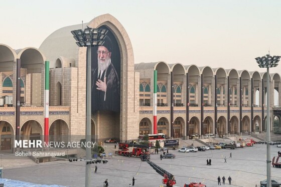 آماده سازی مصلی امام خمینی(ره) در آستانه مراسم وداع با رهبر شهید
