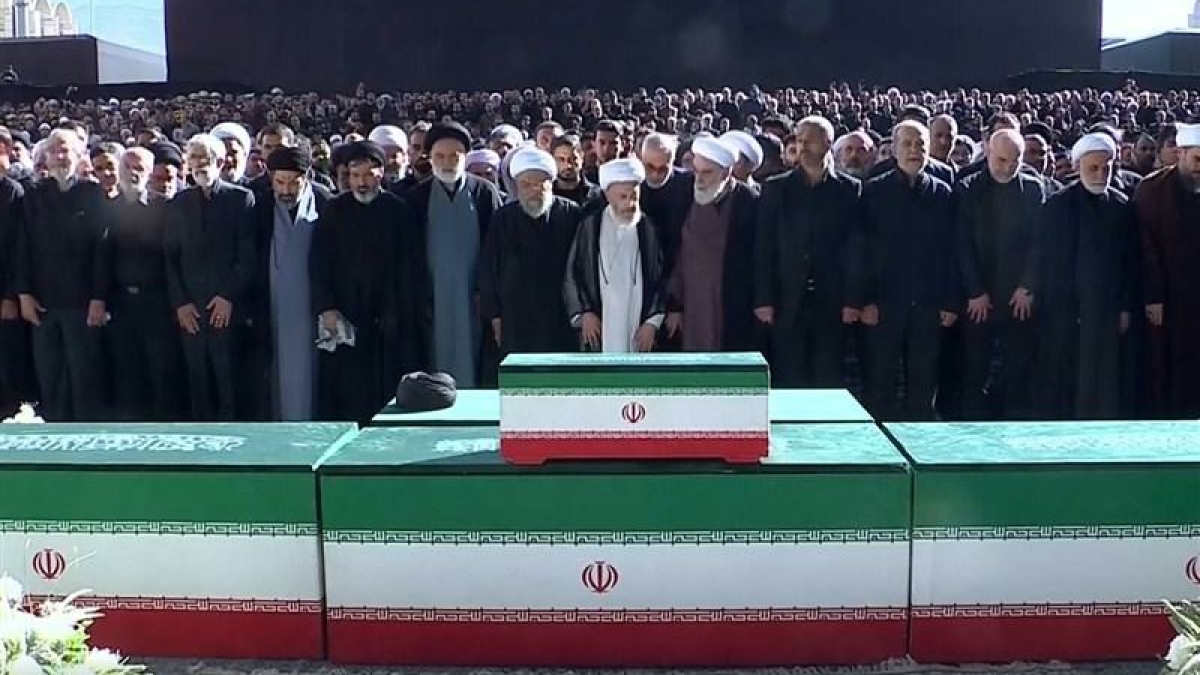 ببینید|اقامه نماز بر پیکر مطهر امام شهید و خانواده ایشان