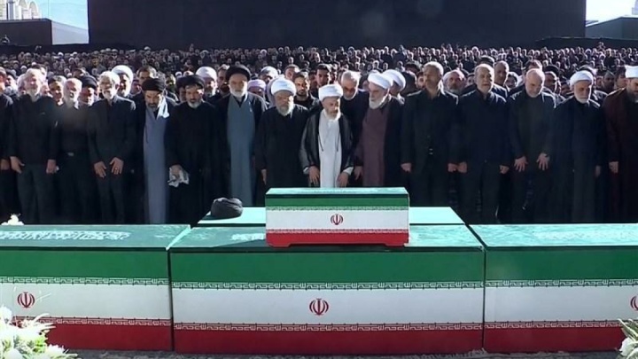 ببینید|اقامه نماز بر پیکر مطهر امام شهید و خانواده ایشان